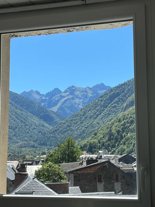 Appartement très lumineux avec vue sur les Pyrénées