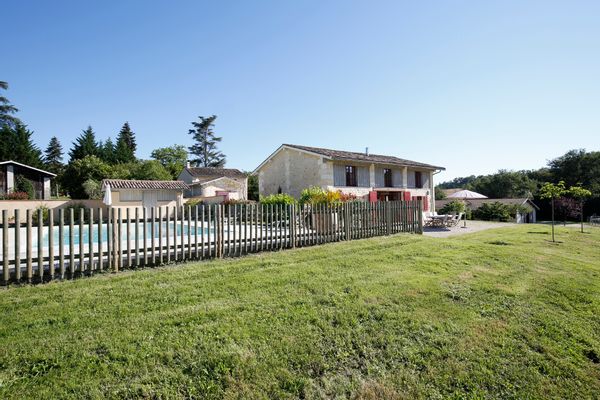 Maison de campagne, 15 km de Bordeaux, 25 de Saint-Emilion, grand confort très au calme, piscine.