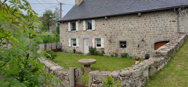 Maison en granit de 1805 dans village typique au cœur du Parc Naturel Régional de l'Aubrac à 1183m