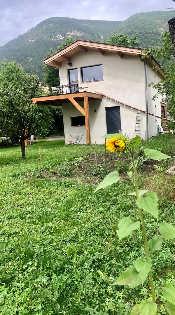 Maison isolée en plein village