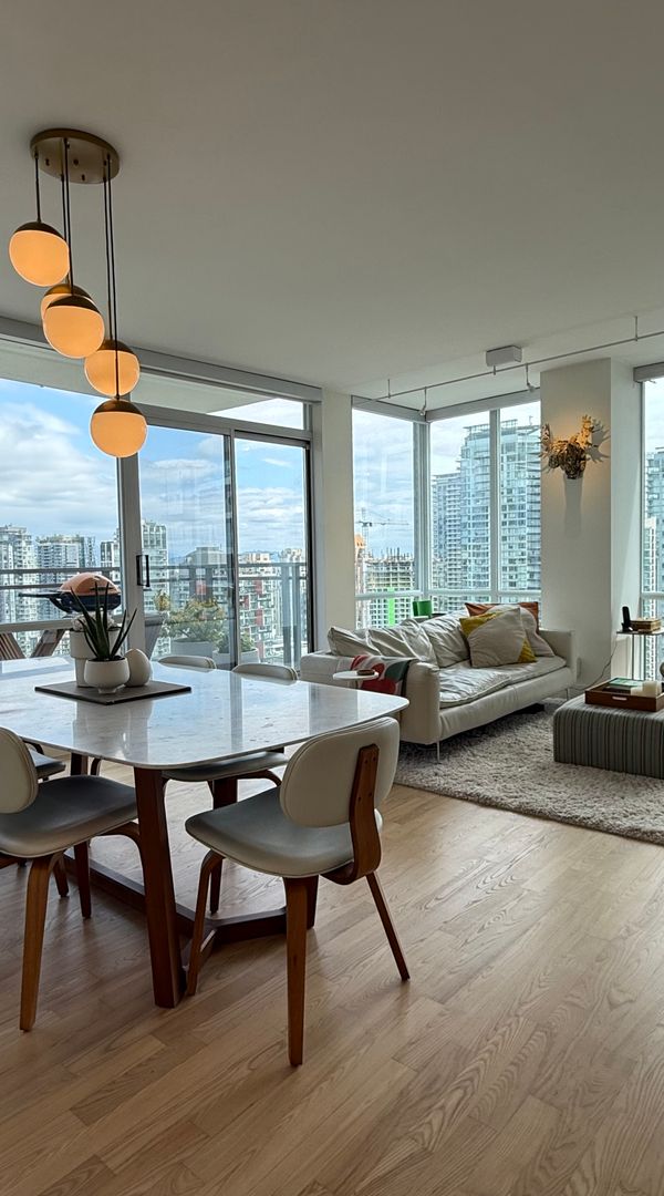 Spectacular condo in the center of Vancouver - steps from the seawall - walk to everything!