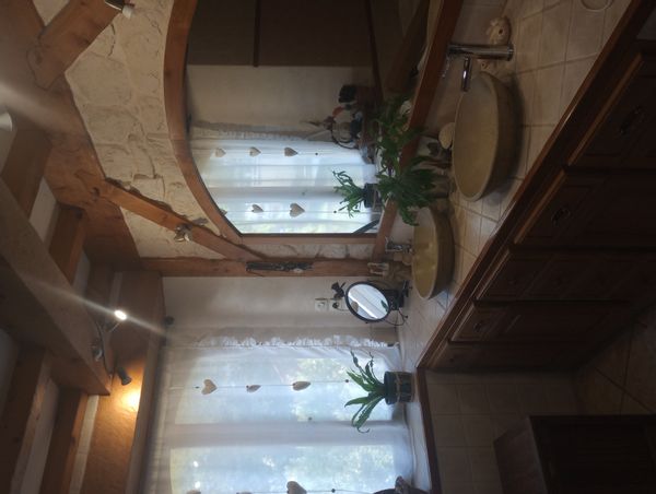 Maison en pierre avec jardin arboré et piscine privative.