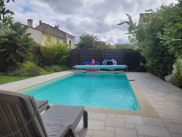 Studio indépendant plongeant directement dans une piscine 4X8m