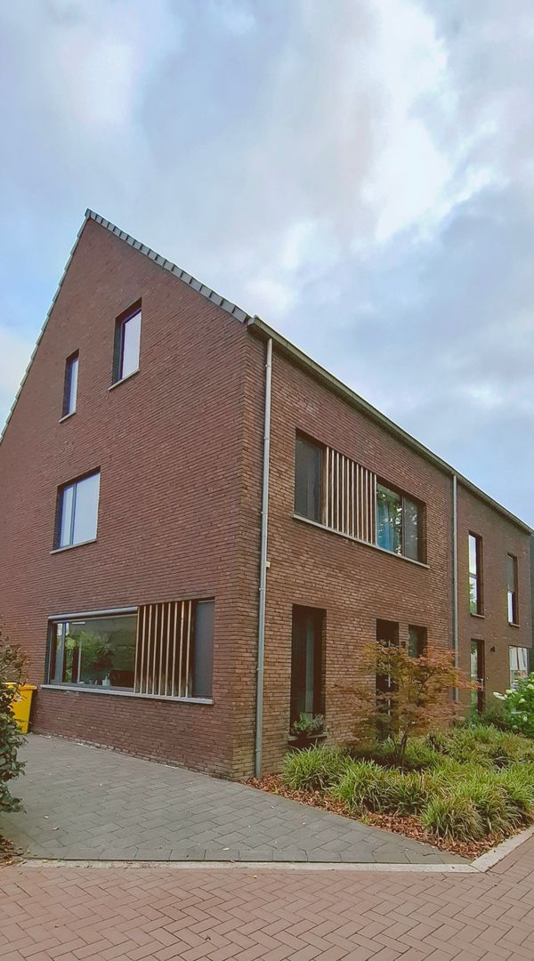 Recente woning met tuin, voor uitstappen naar Belgische steden + veel speelgoed voor de kinderen.
