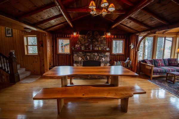 Charming Cabin Overlooking Sand Lake