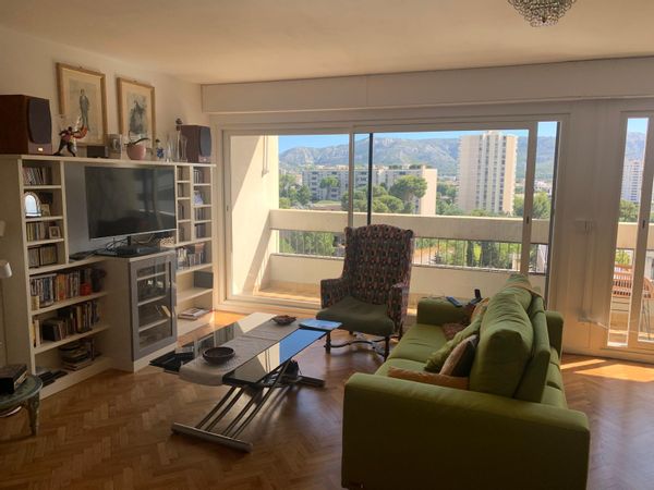 Appartement très lumineux qui vient d'etre restructuré! Marseille 13009
Vue collines et mer.
