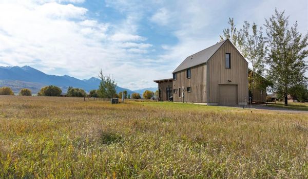 Modern architect award winning home in Paradise Valley, MT