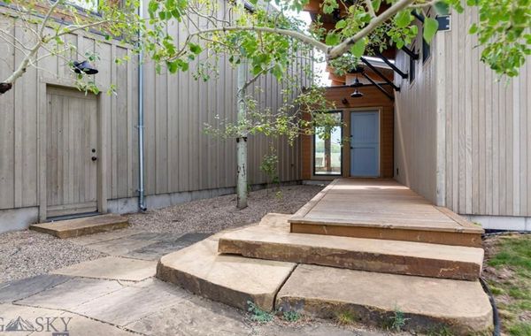 Modern architect award winning home in Paradise Valley, MT close to Pine Creek Lodge and Sage Lodge