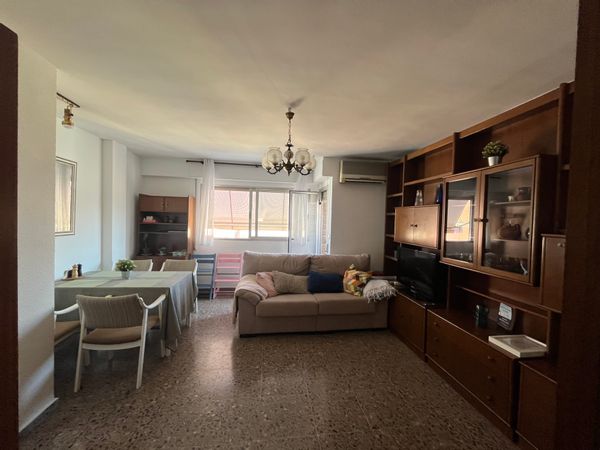 Spacious 3 bed-apt & dedicated office in central Valencia near metro