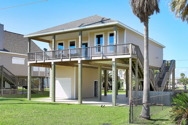 Coastal Beach House with Gulf Views, walk to beach + bar/restaurant + fishing pier + boat launch.