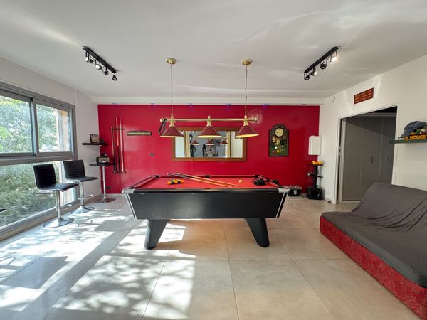 La maison de Esteban et Xav, billard, terrain de pétanques et géant jacuzzi