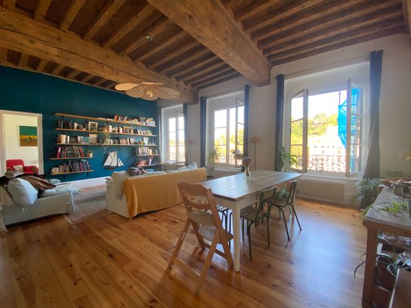 Quais de Saône, 2 chambres lits doubles une chambre enfant, un grand salon, idéal séjours en famille