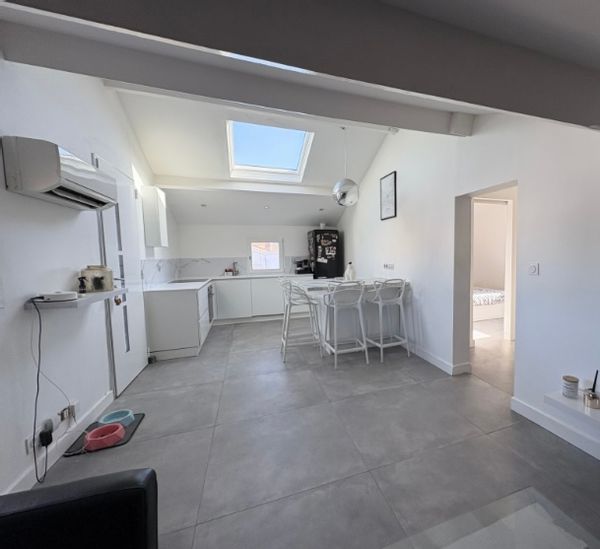 Appartement dans maison coupée en 2 avec jardin privatif