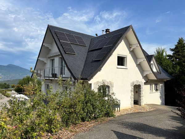 Villa d’exception avec panorama unique sur le Lac du Bourget et les Alpes et Jura.