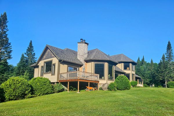 Stunning four bedroom lakehouse (winter skiing) retreat inc private lake, 37 acres and kms of trails