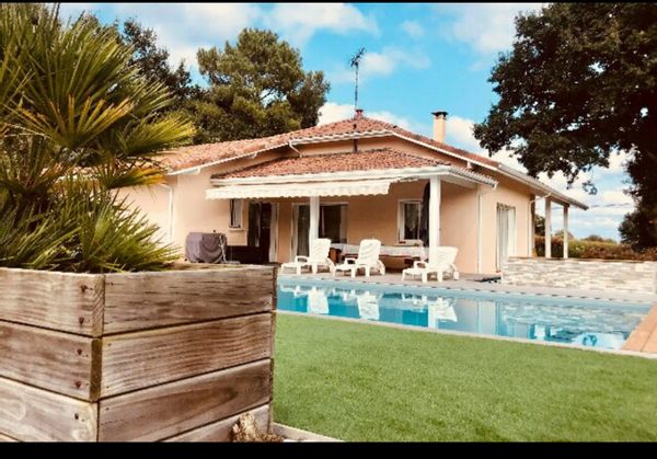 A 10 mn de la mer et proche montagne. Spot de surf. Randonnée. Piste cyclable. Village à 2 minutes.