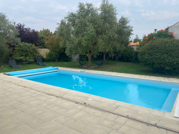 Une maison familiale spacieuse avec jardin et piscine, au calme
