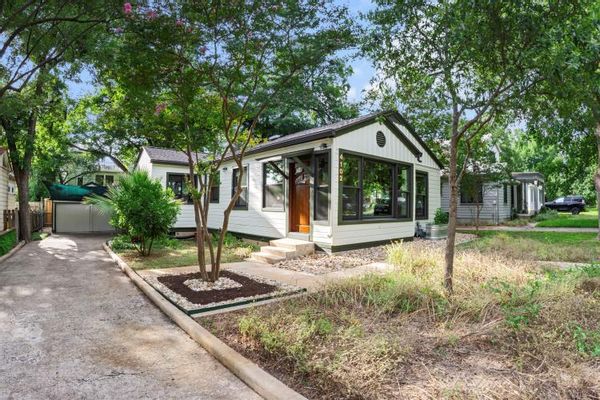 Short term bungalow in the heart of Austin! Walking distance to everything you need