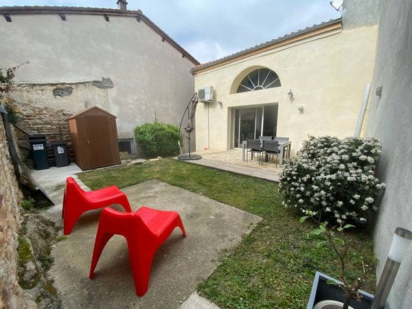 Jolie maison de bourg et son petit jardin clos