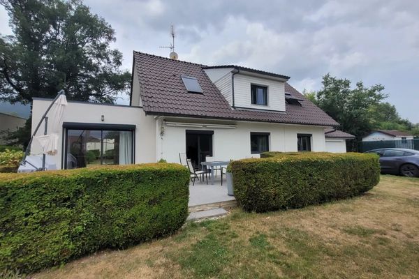 Maison agréable à la campagne, entre Lac Léman et montagnes du Jura, à proximité de la Suisse.