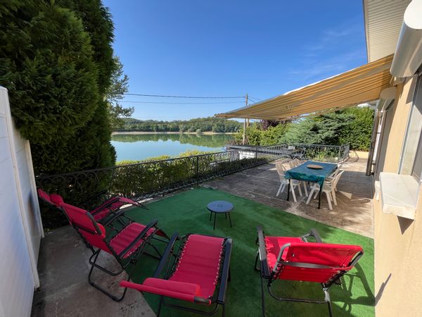 Maison bord de lac : Terrasse & Pétanque