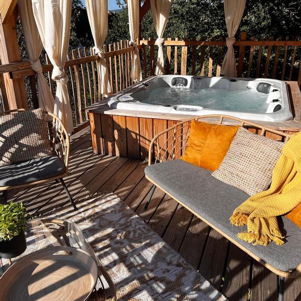 Cabane perchée avec spa et sauna privatif