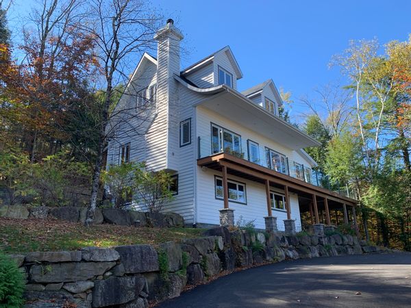 Maison perchée avec vue panoramique sur le lac
