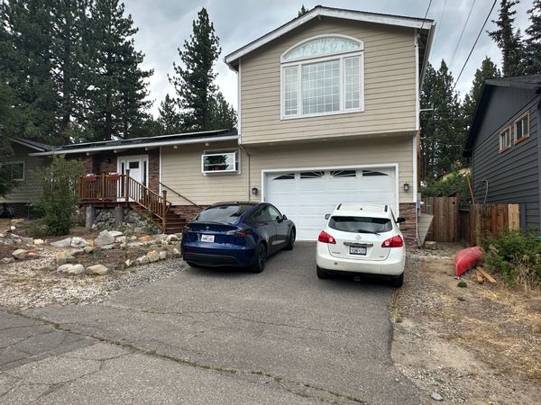 South Lake Tahoe home in quiet family neighborhood, walking distance to beaches & restaurants.