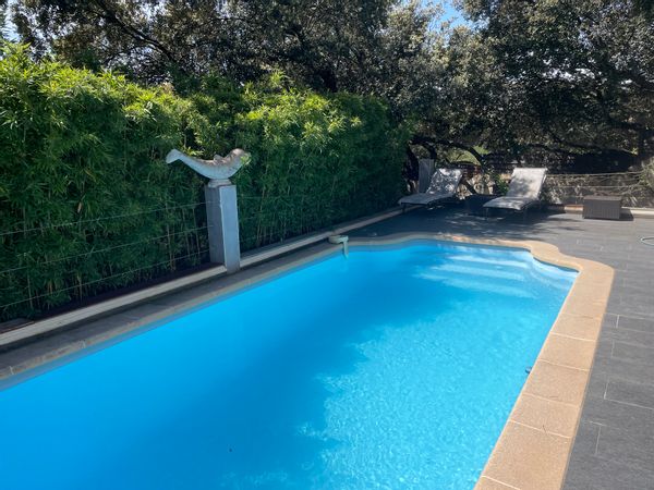 Maison spacieuse avec piscine dans un village tranquille.