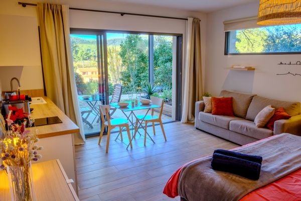 Studio Pantaï, havre de paix à Cassis, niché dans les arbres