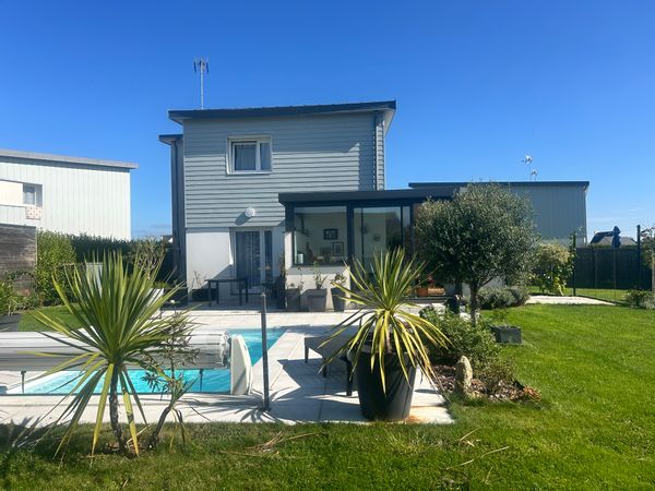 Maison familiale avec piscine, décorée avec goût, pour un séjour apaisant