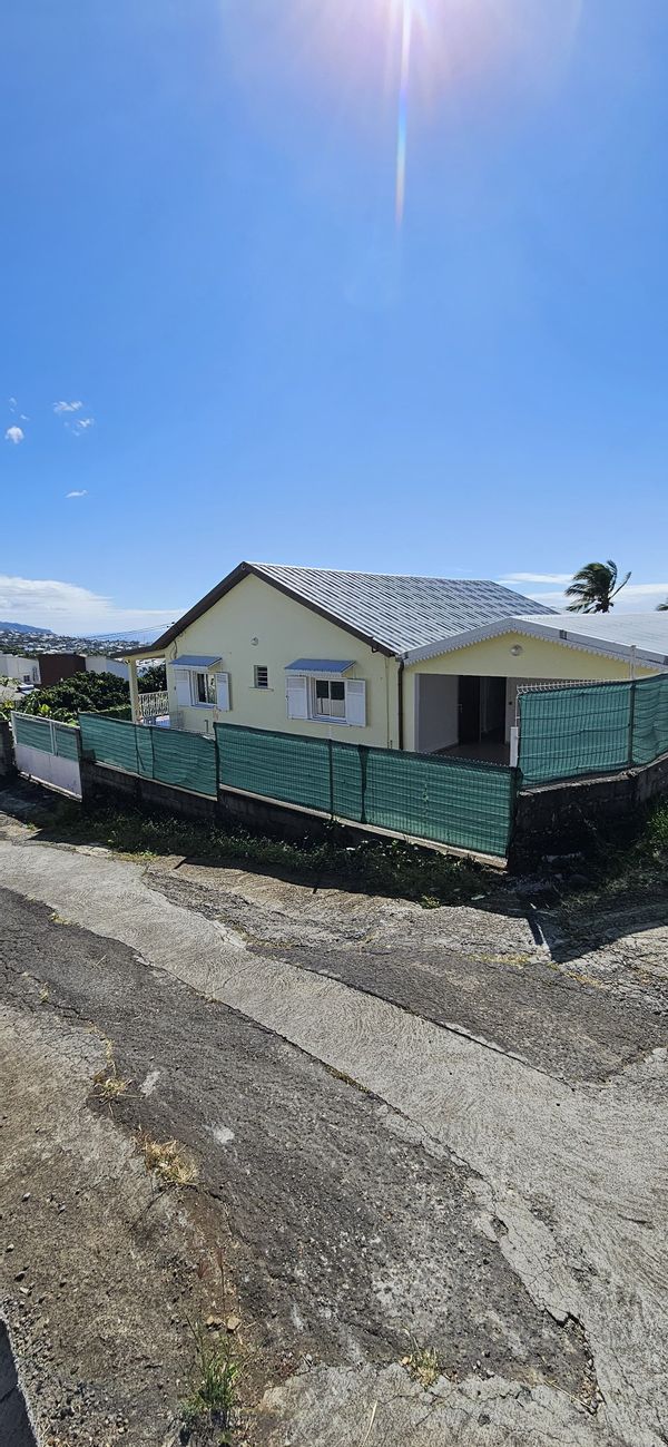 La maison de Pauline Maison avec vue mer et montagne proche aéroport
