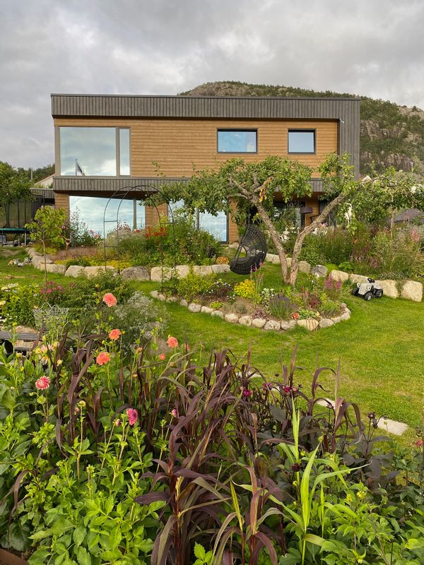 Stor enebolig med egen sandstrand rett ved Preikestolen