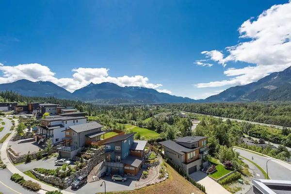 Modern Contemporary Home With Panoramic Views Of Squamish Mountains and Beautiful Sunsets