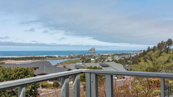Capeside Lookout-Amazing views from cozy, upscale townhome. Pool access! Must have car!