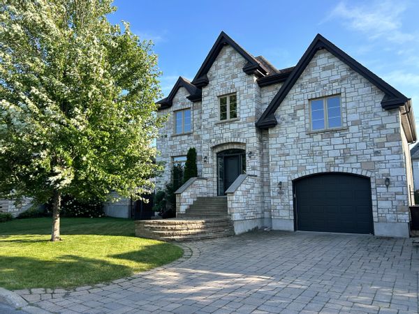 Résidence de la famille BOB :) au coeur de Repentigny à vingt minutes de Montréal.