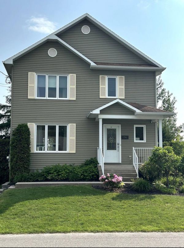 Quartier paisible, maison spacieuse et bien située pour explorer le Québec. Superbe piscine.
