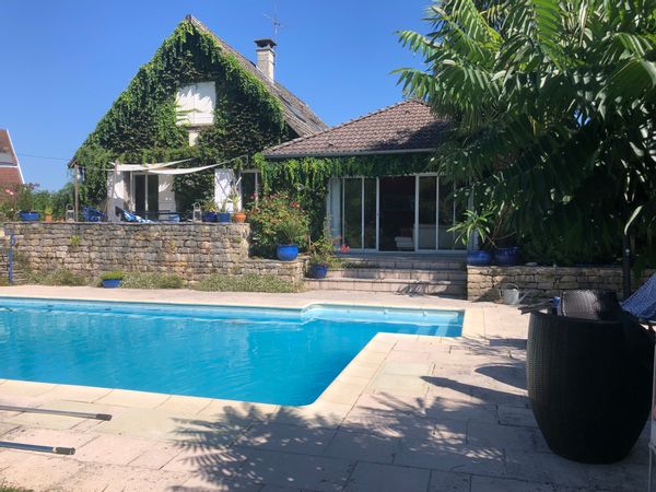 La maison de Jean-Marie est un peu à l'écart , dans la verdure,  mais proche de Dole