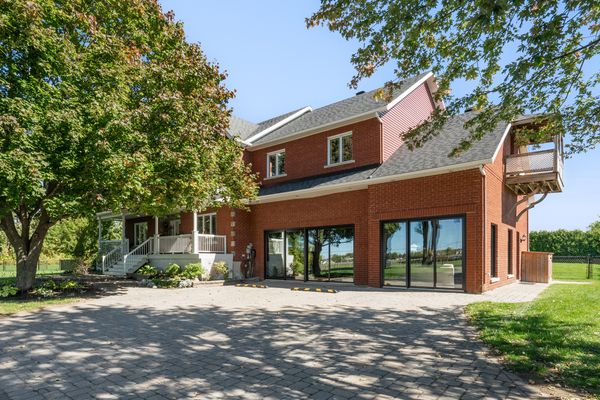 The Montreal Countryside Retreat - an Equestrian and Nature Lover Haven