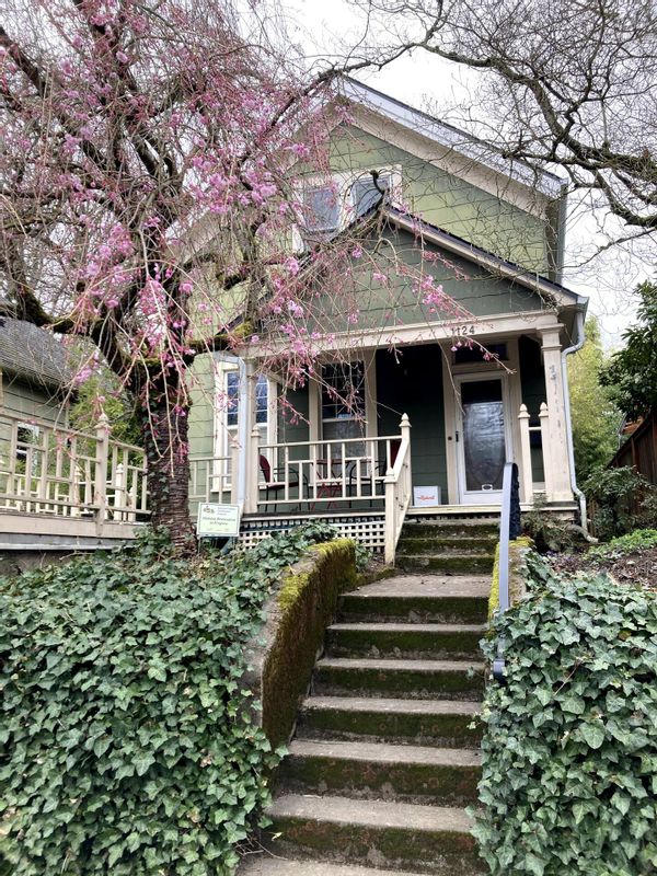 Charming renovated 1902 home in Sunnyside, blocks from Hawthorne and Belmont shopping districts