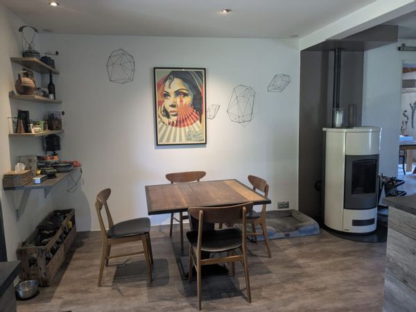 Grande maison agréable avec terrasse couverte