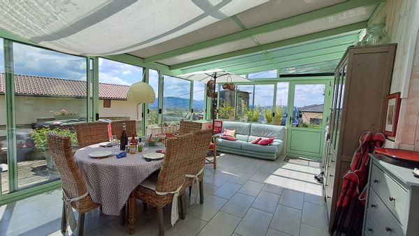 Maison chaleureuse dans un hameau au-dessus du village, piscine et jardin avec vue sur les montagnes