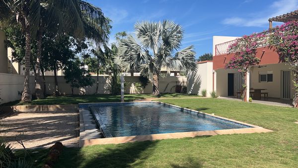 Superbe villa dans quartier résidentiel avec gardiens 24/24, grande piscine, à 100 m de la plage