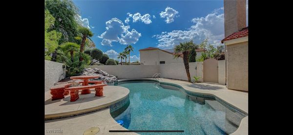 2 chambres avec 1salle de bain privée . Piscine, jaccuzzi. 15min du strip