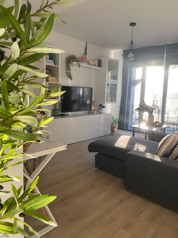 Piso con terraza cerca de lugares de interés turístico. 
Mar y montaña. Zona muy tranquila