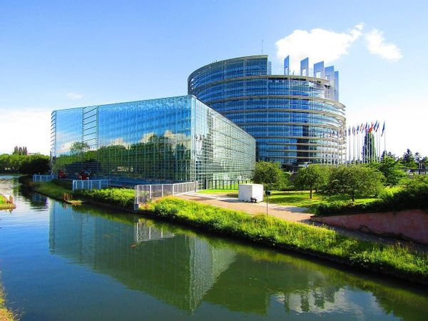 STRASBOURG 3-room apartment with balcony.  3 Queen-sized district Wacken European Parliament.
