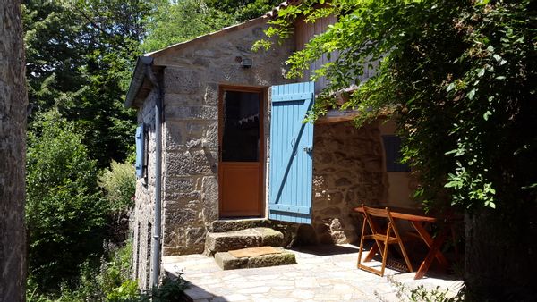 Petite maison indépendante près de notre domicile . Chambre avec  salle de bain et terasse privée. 