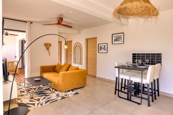 Appartement de standing dans une petite résidence (6 logements) en première ligne, face à l'océan.