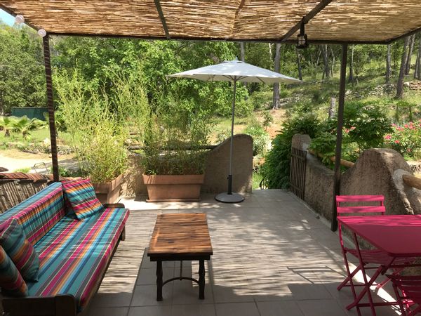 Bel appartement dans un mas provençal pour 2, rénové récemment, dans une propriété au grand calme