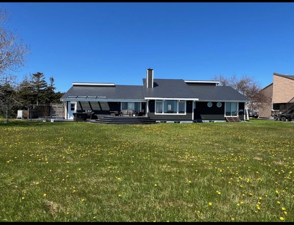 Notre maison est unique par sa vue et son accès direct sur la plage du golf du st laurent